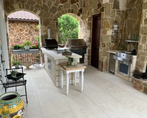 outdoor kitchen in dripping springs backyard